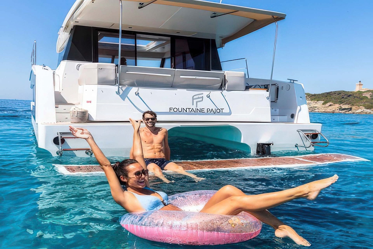 Аренда моторного катамарана Fountaine Pajot 40 на Пхукете - кормовая платформа
